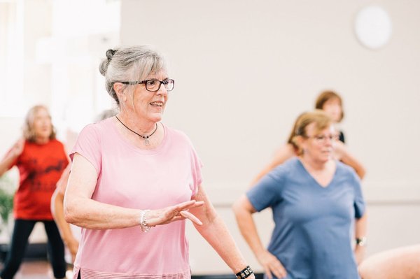 Comment la pratique de la danse en ligne peut-elle améliorer la santé mentale et physique des seniors?