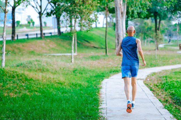 Comment les seniors peuvent-ils utiliser la marche nordique pour améliorer leur santé cardiovasculaire?